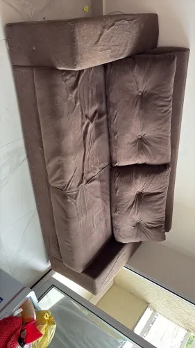 SOFÁ NA COR MARROM DE ÓTIMA QUALIDADE