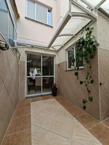 CASA À VENDA EM CONDOMÍNIO 127 m² | 3 DORMITÓRIOS | 1 SUÍTE | 2 VAGAS | QUINTAL COM CHURR
