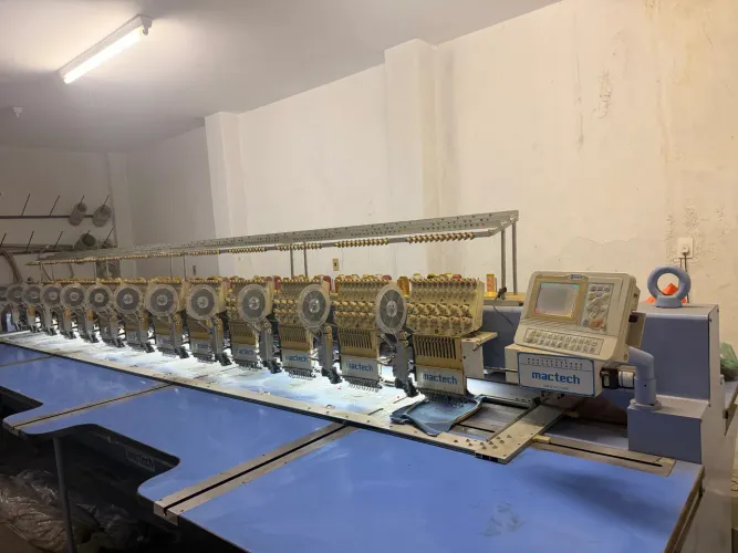 Máquina de bordar 12 cabeças com lantejoulas maior mesa da categoria 