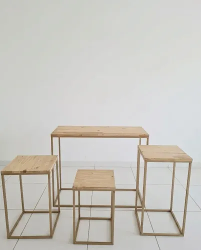 Kit 4 Mesas Cubo Douradas para Decoração de Festas (Ferro e Madeira)