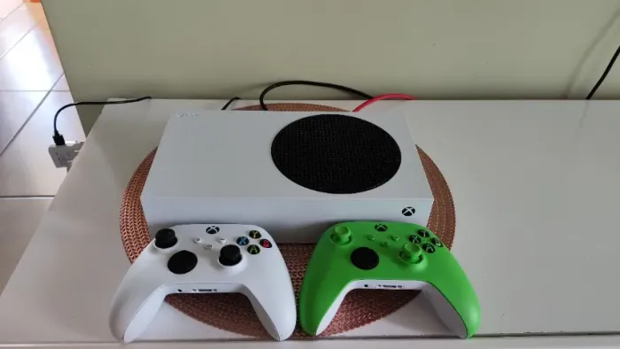 Xbox Series S 512GB + 2 Controles (Velocity Green) - 2 Meses - Completo