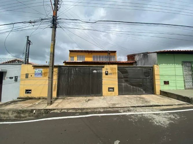 Sobrado com 2 unidades independentes, 5 quartos e 4 vagas no bairro Saci