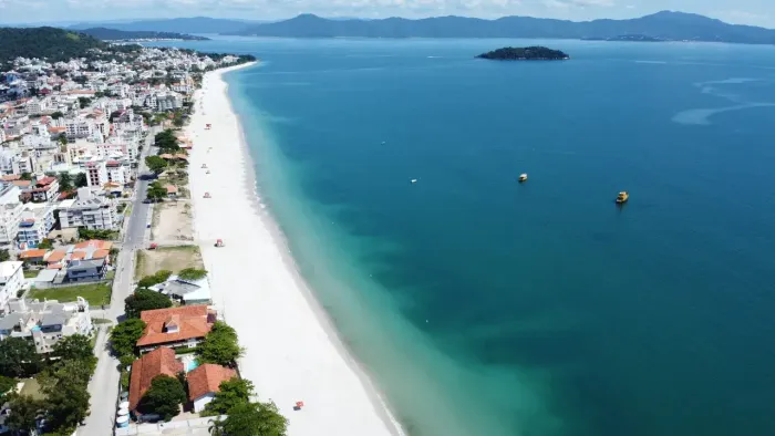 Apartamentos para locação de temporada a partir de 01 dezembro na quadra da praia em Flori