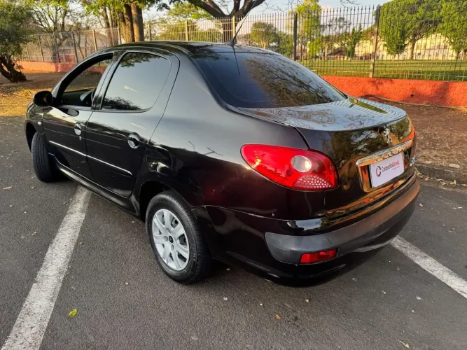 Peugeot 207 Sedan Passion XR 1.4 Flex 8V 4P 2011