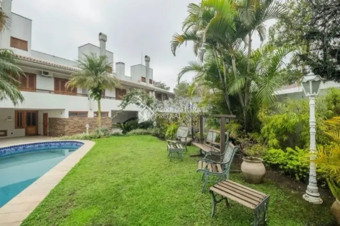 Casa em Condominio no bairro Três Figueiras