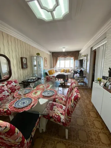 Mesa de jantar com 6 cadeiras 