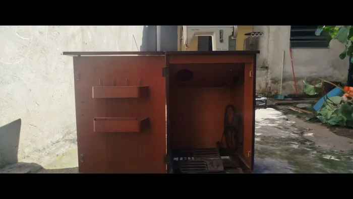 Máquina de costura modelo antigo com pedal e gabinete da marca vigorelli