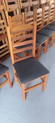 Cadeira de madeira- Modelo Popular c/ estofado Preto- Duas demãos polistein - $249,00 cada