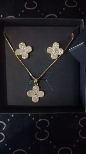 Conjunto flor de cristal folheado ouro 18k
