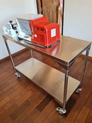 Mesa de inox e amassadeira  com rolo e moedor de carne