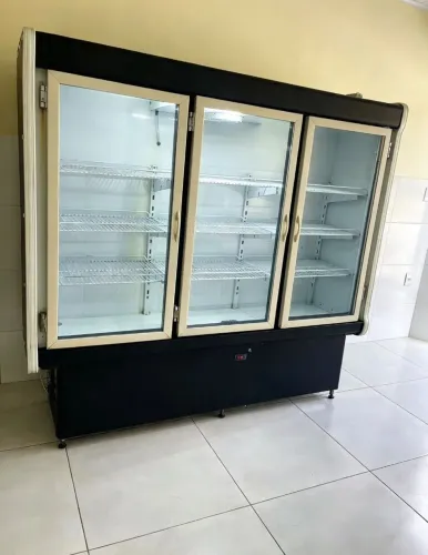 Expositor três portas