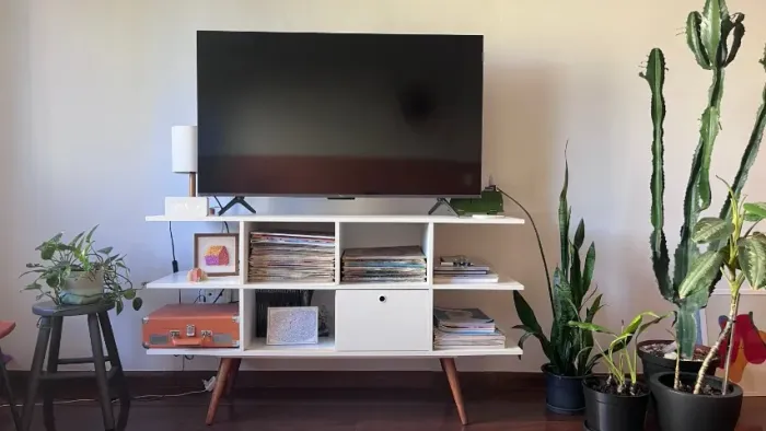 Rack para TV estilo retrô - Branco com pés de madeira