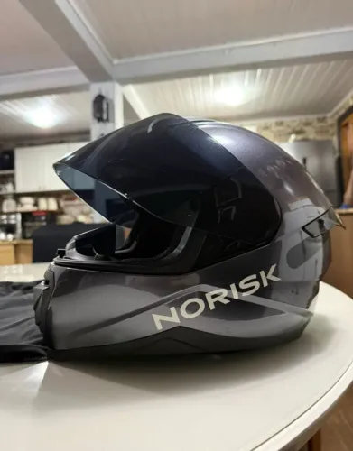Capacete Norisk em estado de novo