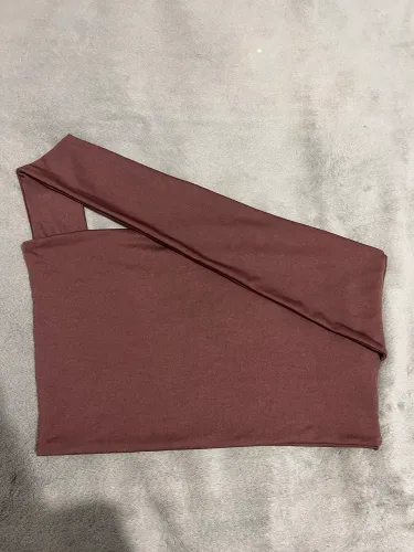 Blusa marrom assimétrica