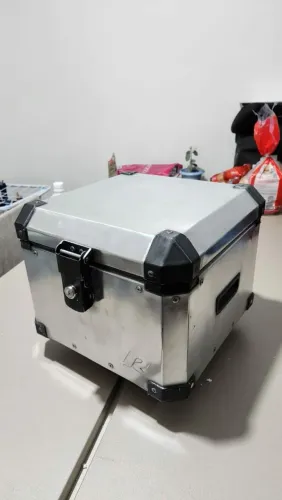 Top case de alumínio serve pra outras motos 