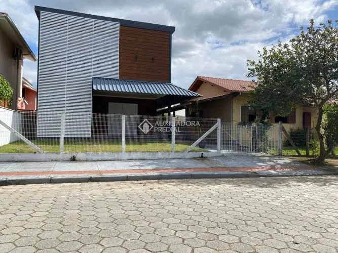 Casa a venda em Garopaba próxima a praia
