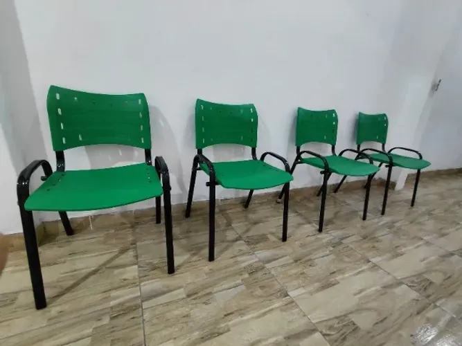 Cadeira Empilhável Iso Reforçada para Recepção Cor Verde - Combo Stock