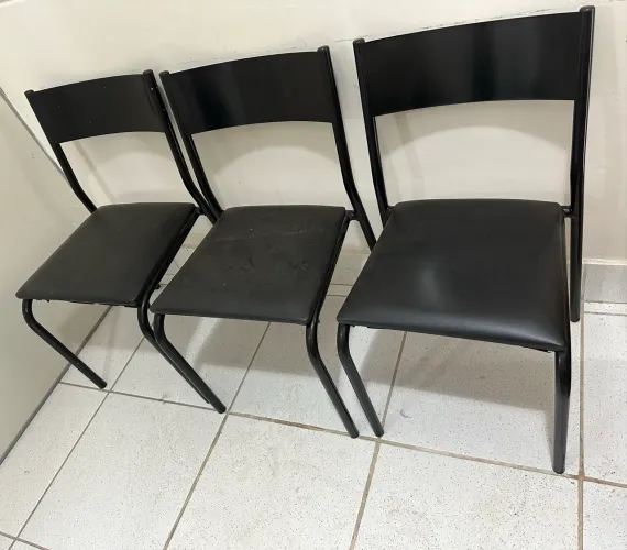 Cadeiras estofadas pretas