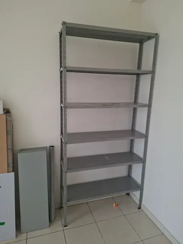 Estante de metal