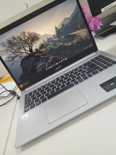 Acer Aspire 5 i3 8gb RAM (Detalhe na carcaça)