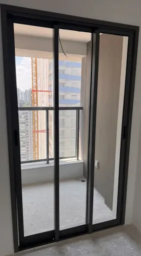 Portas Balcão de 3 folhas 1.25 largura x 2.30 altura.