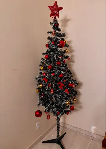 Árvore de Natal com enfeites inclusos