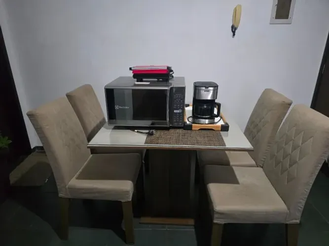 VENDO JOGO DE MESA DE JANTAR E MAIS OUTROS ITENS