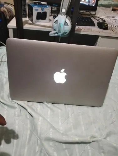 Macbook Air 11" i5 4GB + carregador original