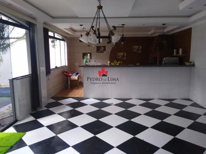 Sobrado de 4 Dormitórios, 2 suítes, sala ampla, cozinha, jardim, piscina e 10 vagas na Pen