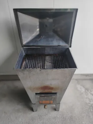 Vende-se uma churrasqueira de inox Bafo semi-nova.Capacidade de 25 kilos, a carvão .