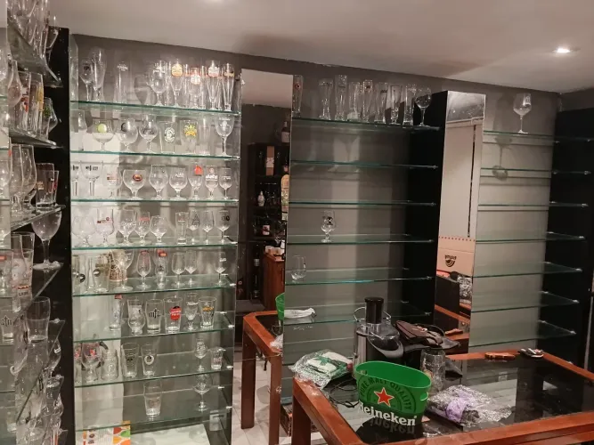Estante espelhada com prateleiras de vidro 