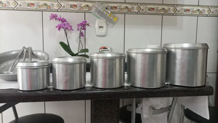 Conjunto antigo de potes de mantimentos, em aluminio