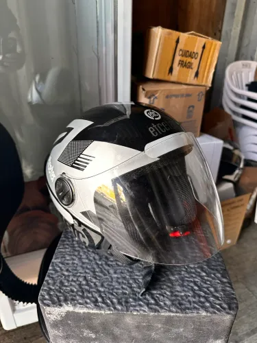 Capacete aberto