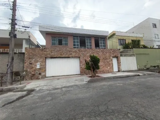 Excelente casa , Muito bem Localizada a 6min da arena MRV com 2 kitnets no fundo.