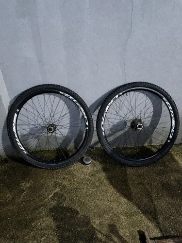 Par de Pneus e aros