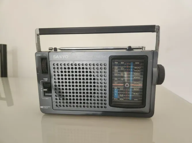 Rádio Antigo Sanyo RP 7150 - 3 Faixas AM/FM/SW