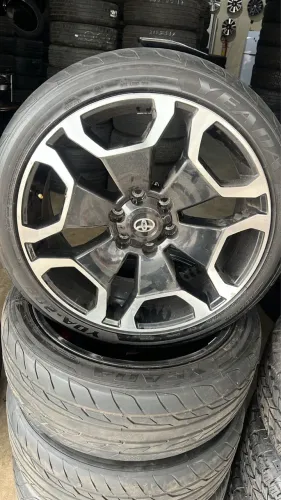 Rodas 22 Hillux e sw4+ pneus semi novos 
