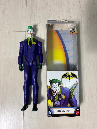 Boneco coringa the joker serie batman 30cm articulado