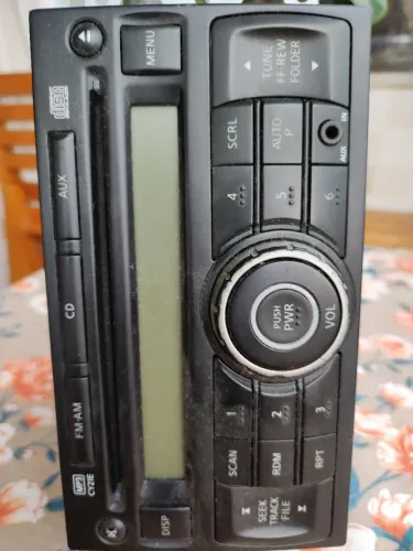 Rádio original Nissan Lívina