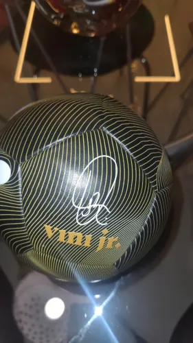 Bola com autógrafo do Vinícius Junior colecionador