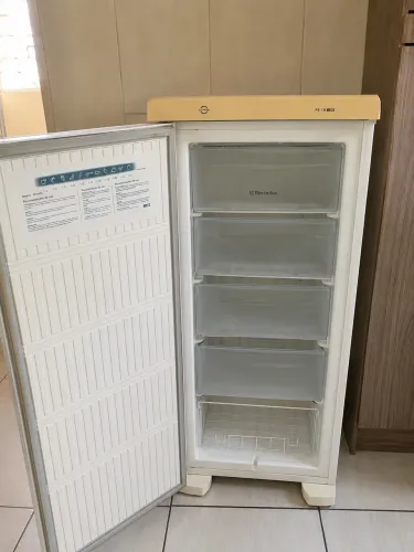 Freezer Electrolux vertical Fe18 145L