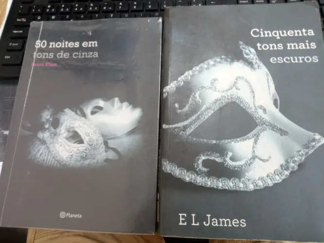 2 livros cinquenta tons de cinza