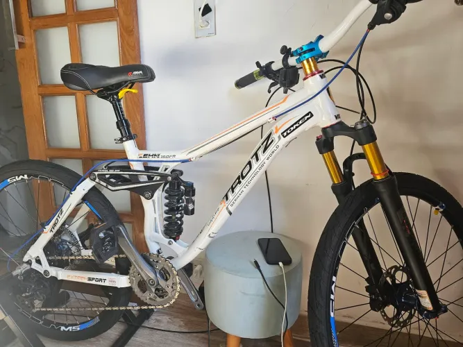 Bicicleta downhilll quadro alumínio aro 26