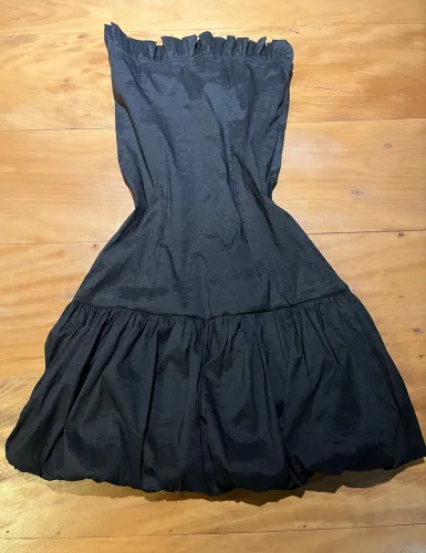 vestido preto tomara que caia balonê gótico