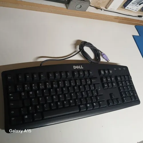 Vendo esse teclado antigo da DELL semi novo funcionando tudo