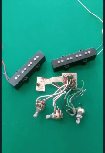 Captadores jazz bass e circuito Yamaha 