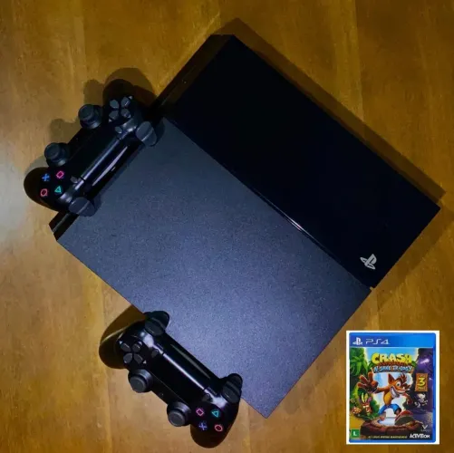 PlayStation 4 FAT com 2 Controles e 1 Jogo