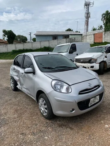 Sucata nissan march.