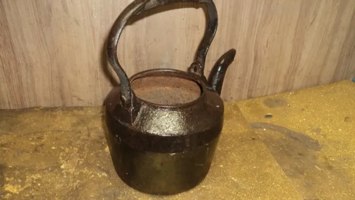 chaleira ferro .uso ;antiga /2litro 
