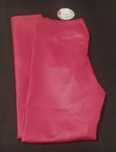 45Calça vermelha imita couro